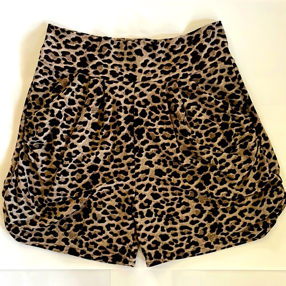 Woman’s size small leopard shorts stretchy pleated 3.5 inch inseam high waisted
